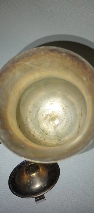 Tetera antigua con detalles en plata