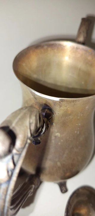 Tetera antigua con detalles en plata