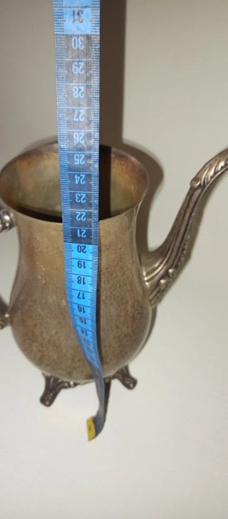Tetera antigua con detalles en plata