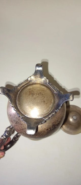 Tetera antigua con detalles en plata
