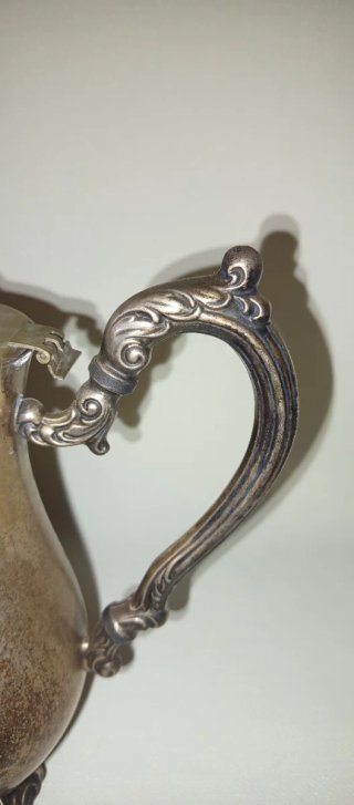 Tetera antigua con detalles en plata