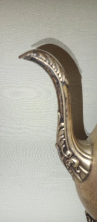 Tetera antigua con detalles en plata
