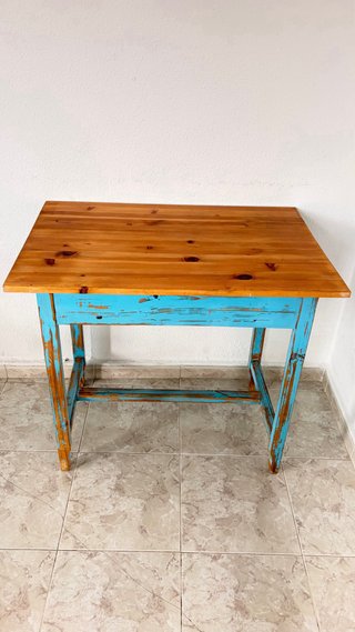 Mesa de madera rústica azul