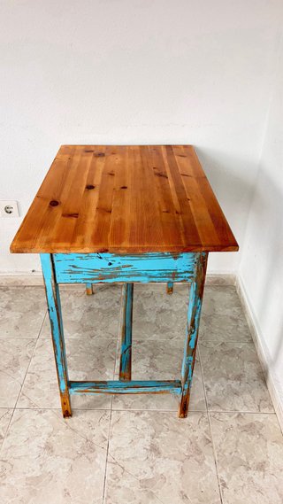 Mesa de madera rústica azul