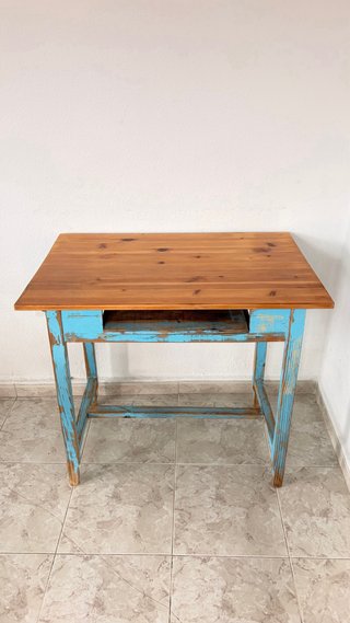 Mesa de madera rústica azul