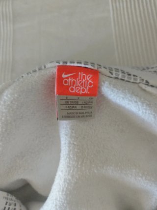 Chaqueta Nike blanca y gris