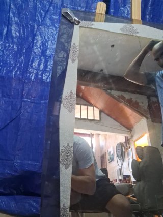 Espejo decorativo con marco plateado