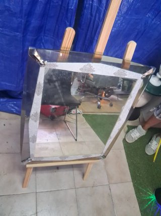 Espejo decorativo con marco plateado