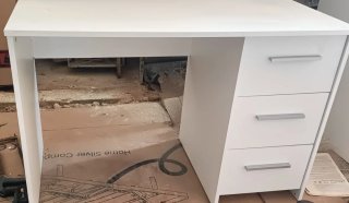 Escritorio blanco con cajones