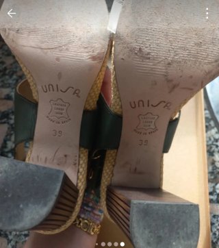 Sandalias de tacón beige y verde oliva