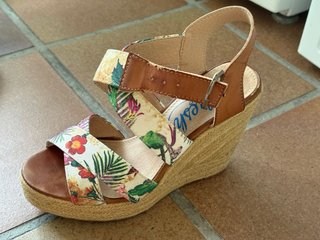 Sandalias cuña flores marrones y multicolor