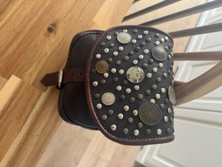 Bolso de cuero con adornos