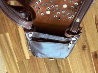 Bolso de cuero con adornos
