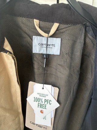 Chaqueta Carhartt Beige y Negra