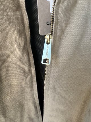 Chaqueta Carhartt Beige y Negra