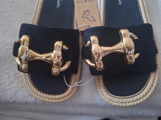 Sandalias Lan Tian negras y doradas T37