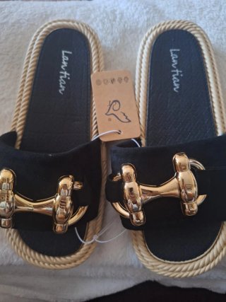Sandalias Lan Tian negras y doradas T37