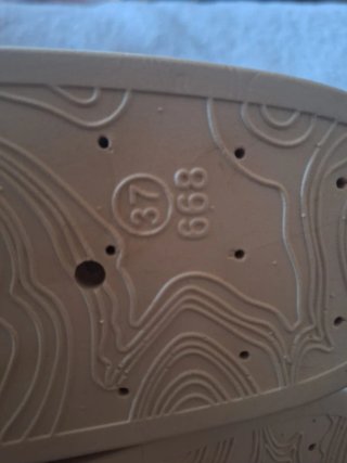 Sandalias Lan Tian negras y doradas T37