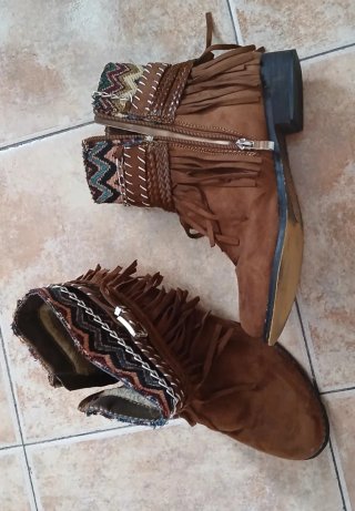 Botas planas marrones con flecos