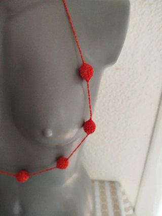 Collar largo bolitas crochet rojo