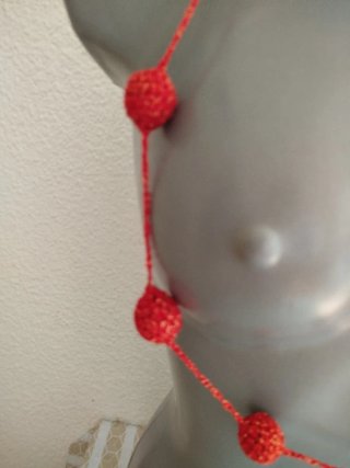 Collar largo bolitas crochet rojo