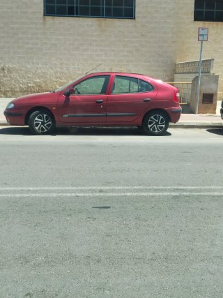 Coche  despieces entero averiado
