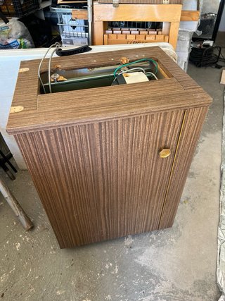 Maquina de coser con puerta y tirador dorado