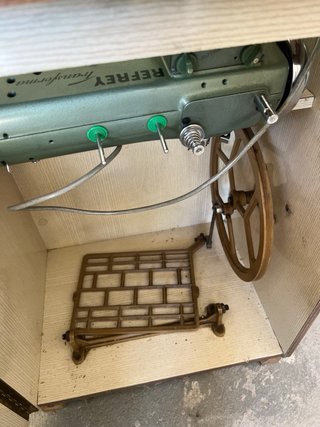Maquina de coser con puerta y tirador dorado