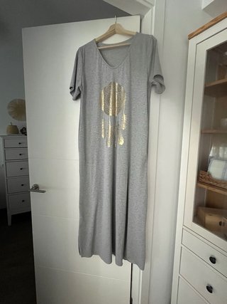 Vestido gris con estampado mandala y plumas