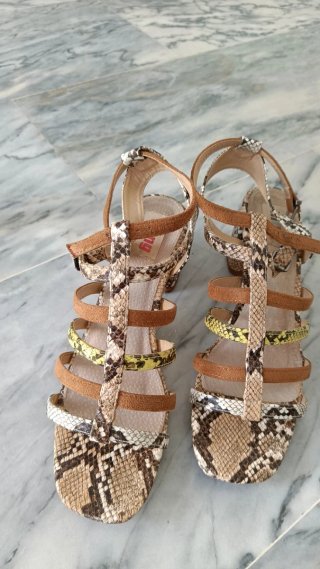 Sandalias de tacón estampado serpiente
