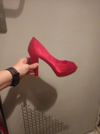Zapatos de tacón rojos peep toe