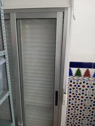 Ventana corredera aluminio con persiana blanca