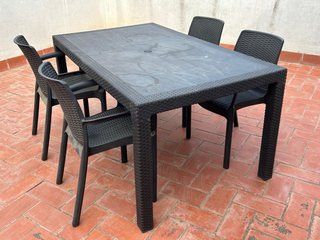 Taula i 4 cadires exterior de resina gris