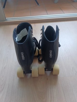Dos paresPatines de 4 ruedas negros