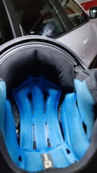Casco de moto blanco con pegatinas España