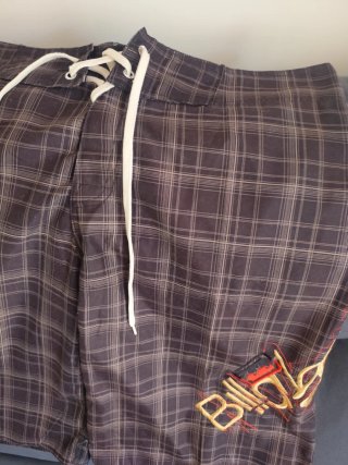 Bermudas de surf Billabong azules y rojas