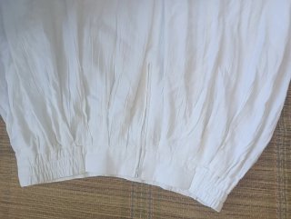 Falda blanca midi plisada