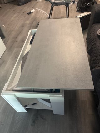 Mueble de comedor gris y blanco .