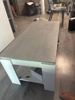 Mueble de comedor gris y blanco .