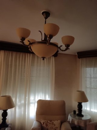 Lámpara de techo dorada y beige