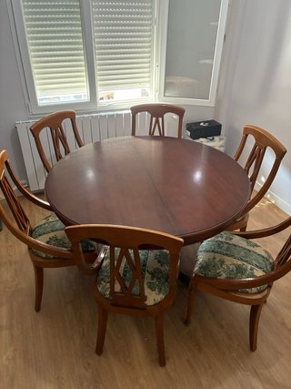 Mesa de comedor y 6 sillas de madera