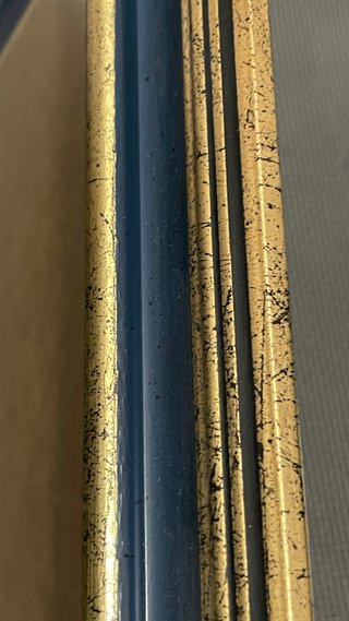 Marco de madera azul y dorado