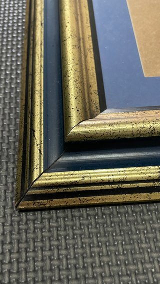 Marco de madera azul y dorado