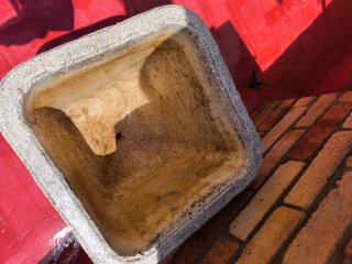 Macetero de piedra blanca