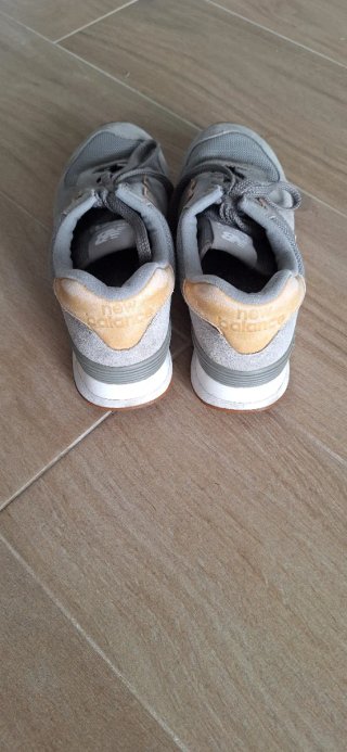 Zapatillas New Balance grises y beige