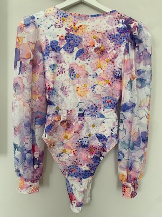Precioso traje de baile con estampado y pedrería