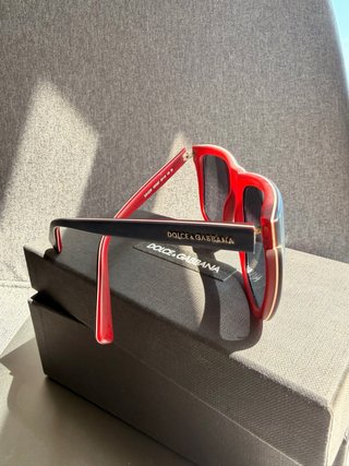 Gafas de sol Dolce & Gabbana azules y rojas.