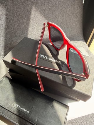 Gafas de sol Dolce & Gabbana azules y rojas.
