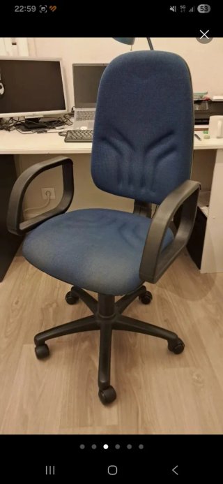 Silla de oficina ergonómica azul y negra