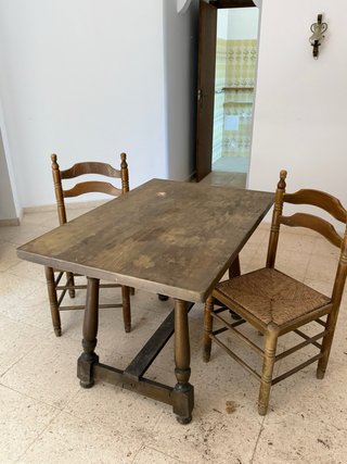 Mesa de madera con 2 sillas